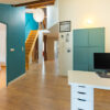 Intérieur moderne avec bureau et escalier.