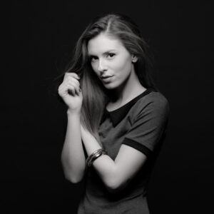 Femme posant en noir et blanc.