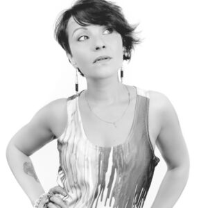 Femme avec chemise artistique et tatouage, noir et blanc.