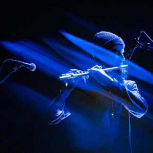 Musicien jouant de la flûte en lumière bleue