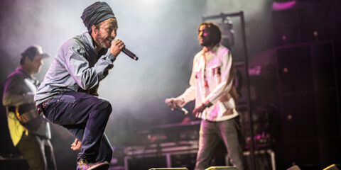 Groupe de musiciens sur scène en concert live.