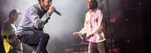 Groupe de musiciens sur scène en concert live.