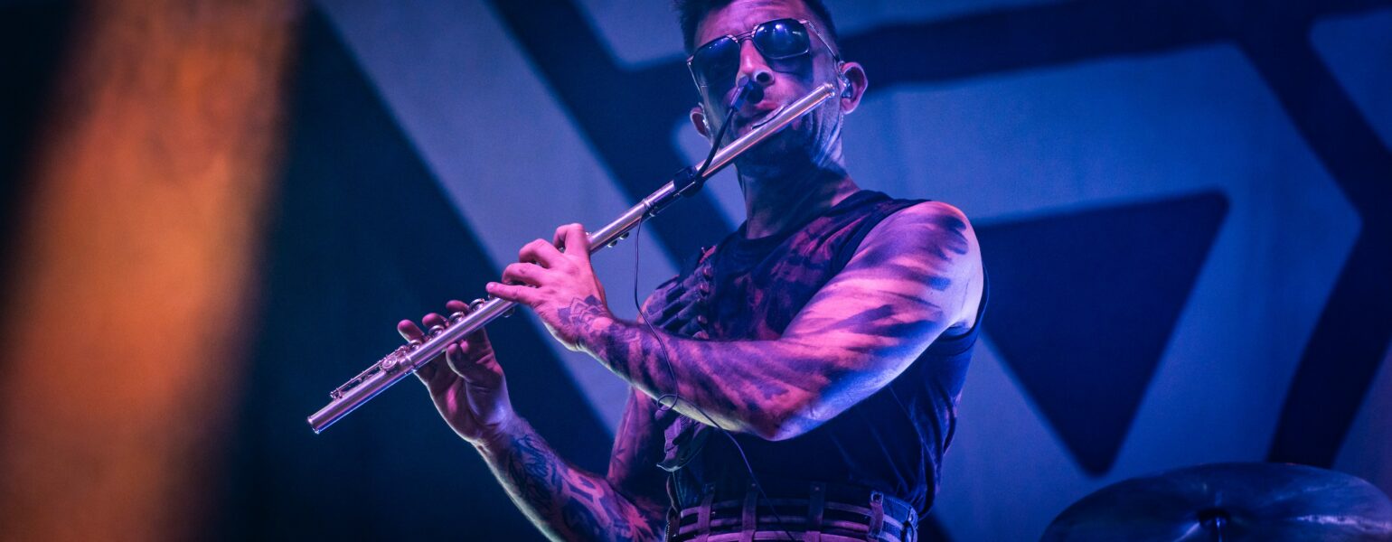 Musicien jouant de la flûte sur scène.