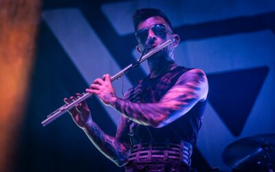 Musicien jouant de la flûte sur scène.