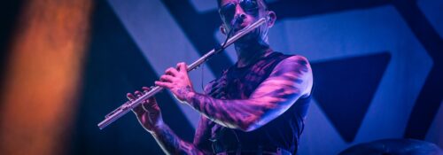 Musicien jouant de la flûte sur scène.