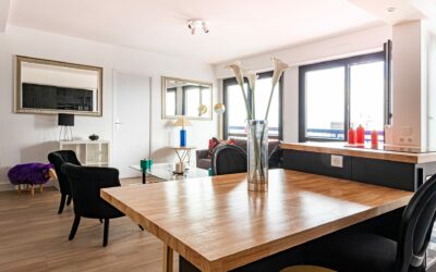 Appartement moderne avec meubles contemporains et décor minimaliste.