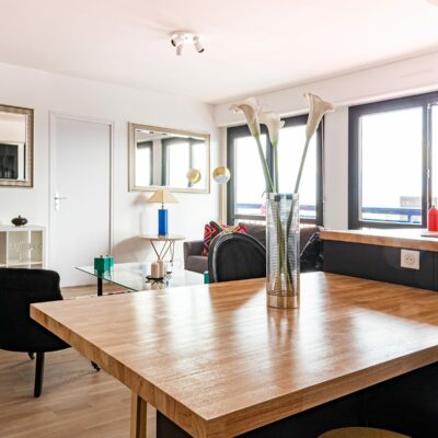 Appartement moderne avec meubles contemporains et décor minimaliste.
