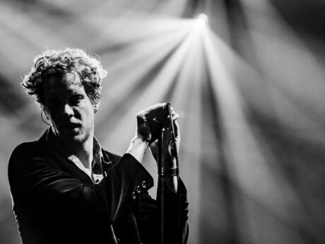Chanteur avec micro sous projecteurs.