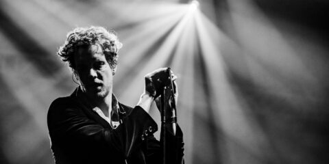 Chanteur avec micro sous projecteurs.