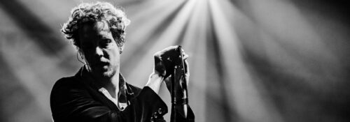 Chanteur avec micro sous projecteurs.