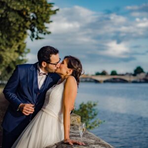 Couple s'embrassant au bord de l'eau.