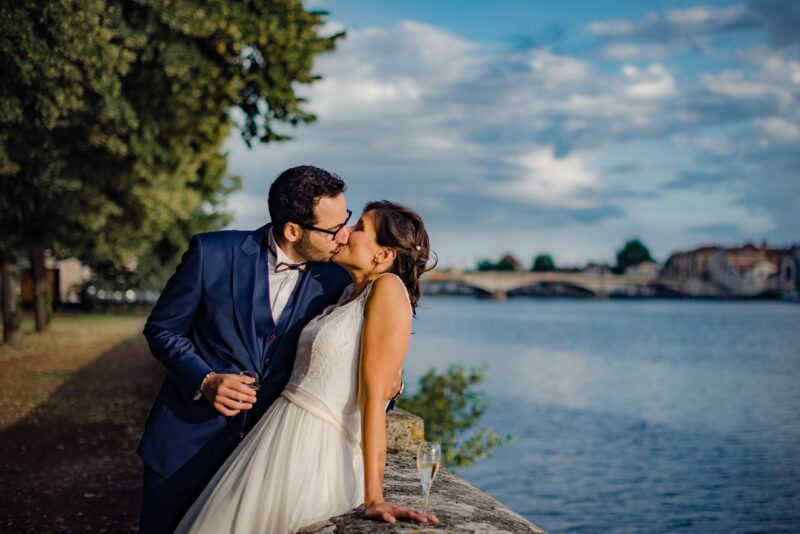 Couple s'embrassant au bord de l'eau.