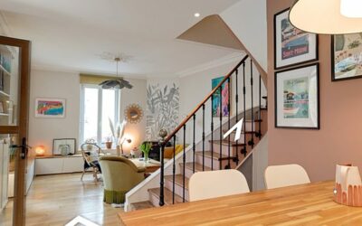 Salon moderne avec escalier et décoration élégante.