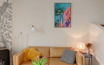 Salon moderne avec canapé en cuir et décoration murale.