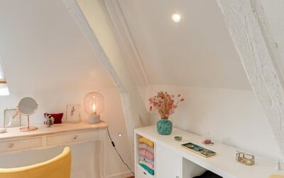 Coin bureau mansardé avec mobilier blanc et jaune.