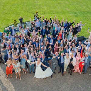 Groupe de personnes célébrant en plein air.