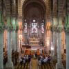 Intérieur d'une église pendant une cérémonie religieuse.