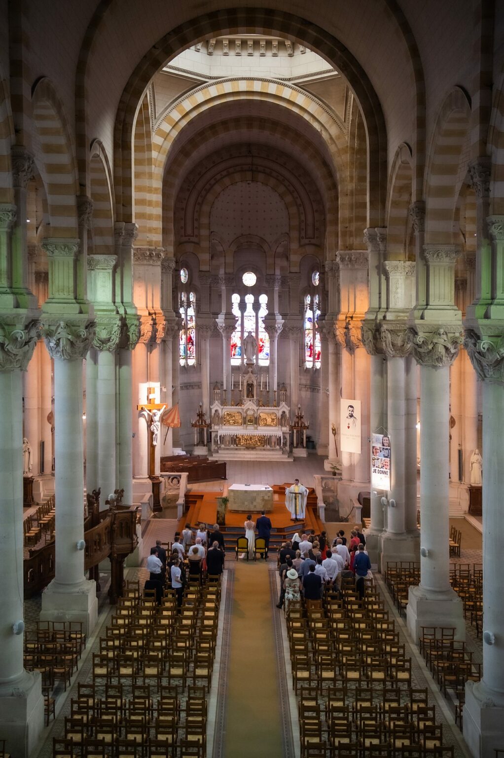 Intérieur d'une église pendant une cérémonie religieuse.