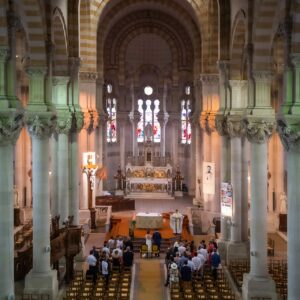 Intérieur d'une église pendant une cérémonie religieuse.