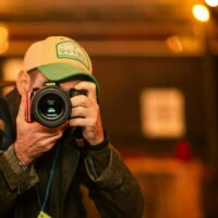 Photographe avec appareil photo en gros plan.