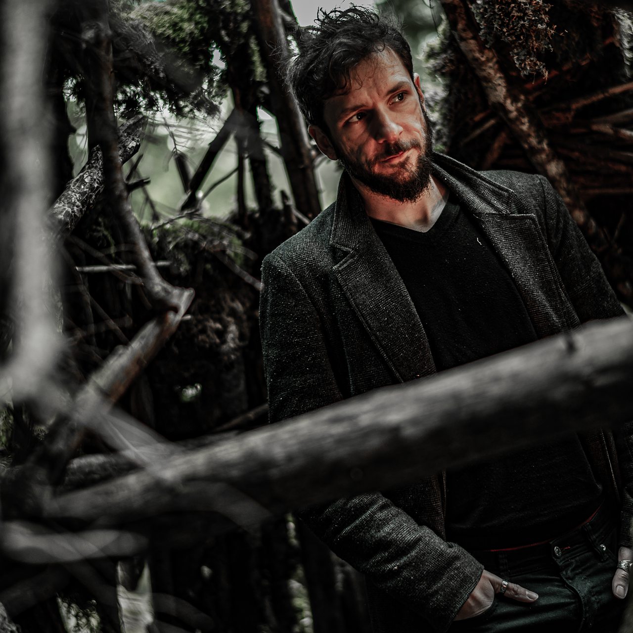 Homme pensif dans la forêt.