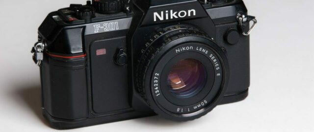 Appareil photo Nikon vintage, modèle F-301.