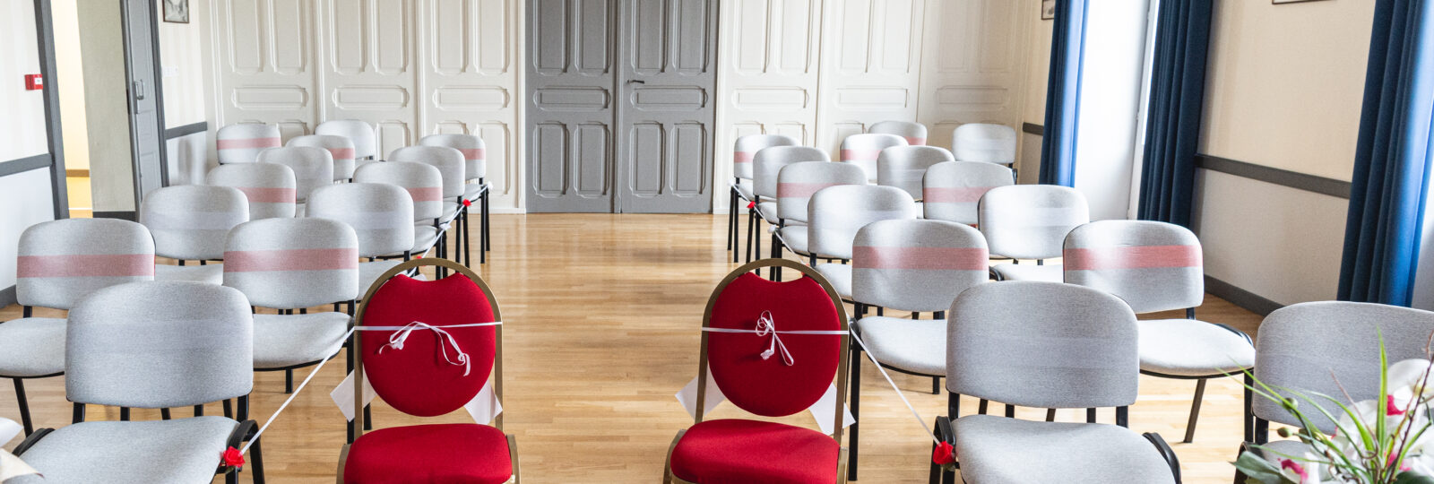 Salle des mariages d'une mairie avec chaises alignées