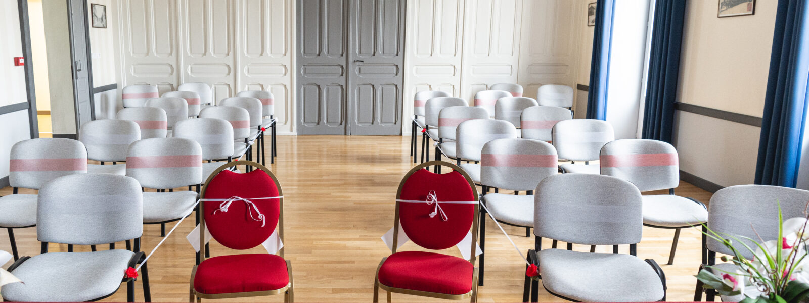 Salle des mariages d'une mairie avec chaises alignées