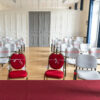 Salle des mariages d'une mairie avec chaises alignées