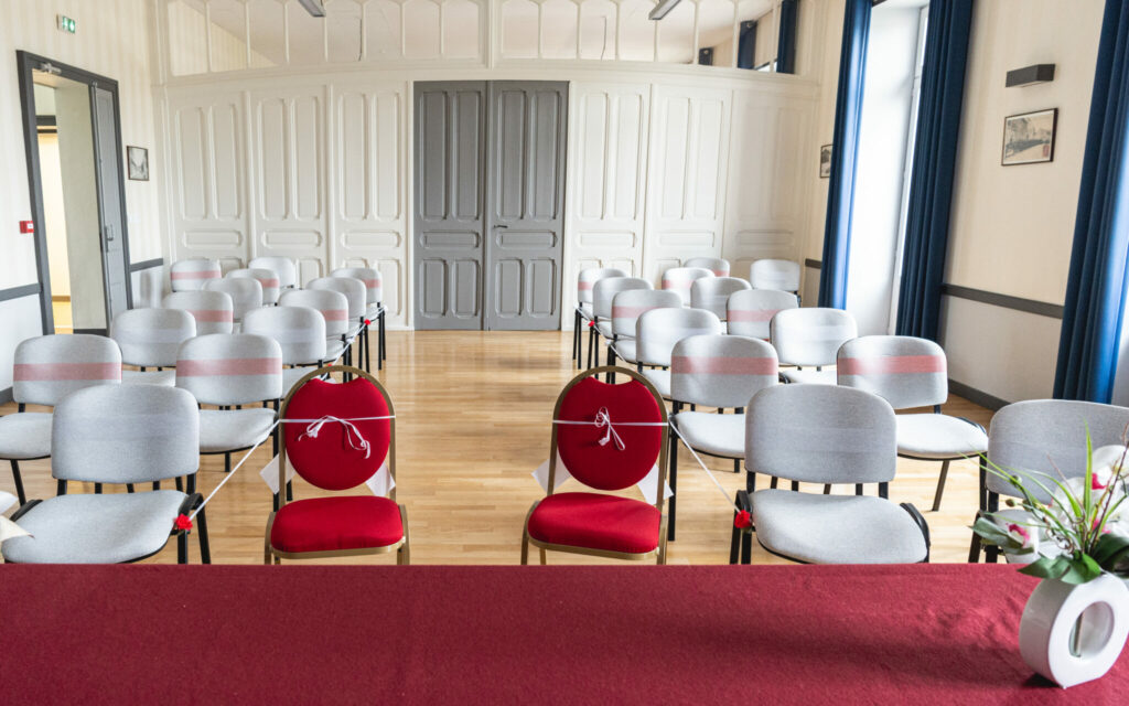 Salle des mariages d'une mairie avec chaises alignées