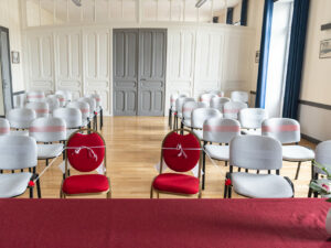 Salle des mariages d'une mairie avec chaises alignées