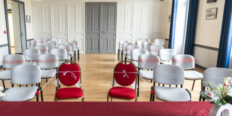 Salle des mariages d'une mairie avec chaises alignées