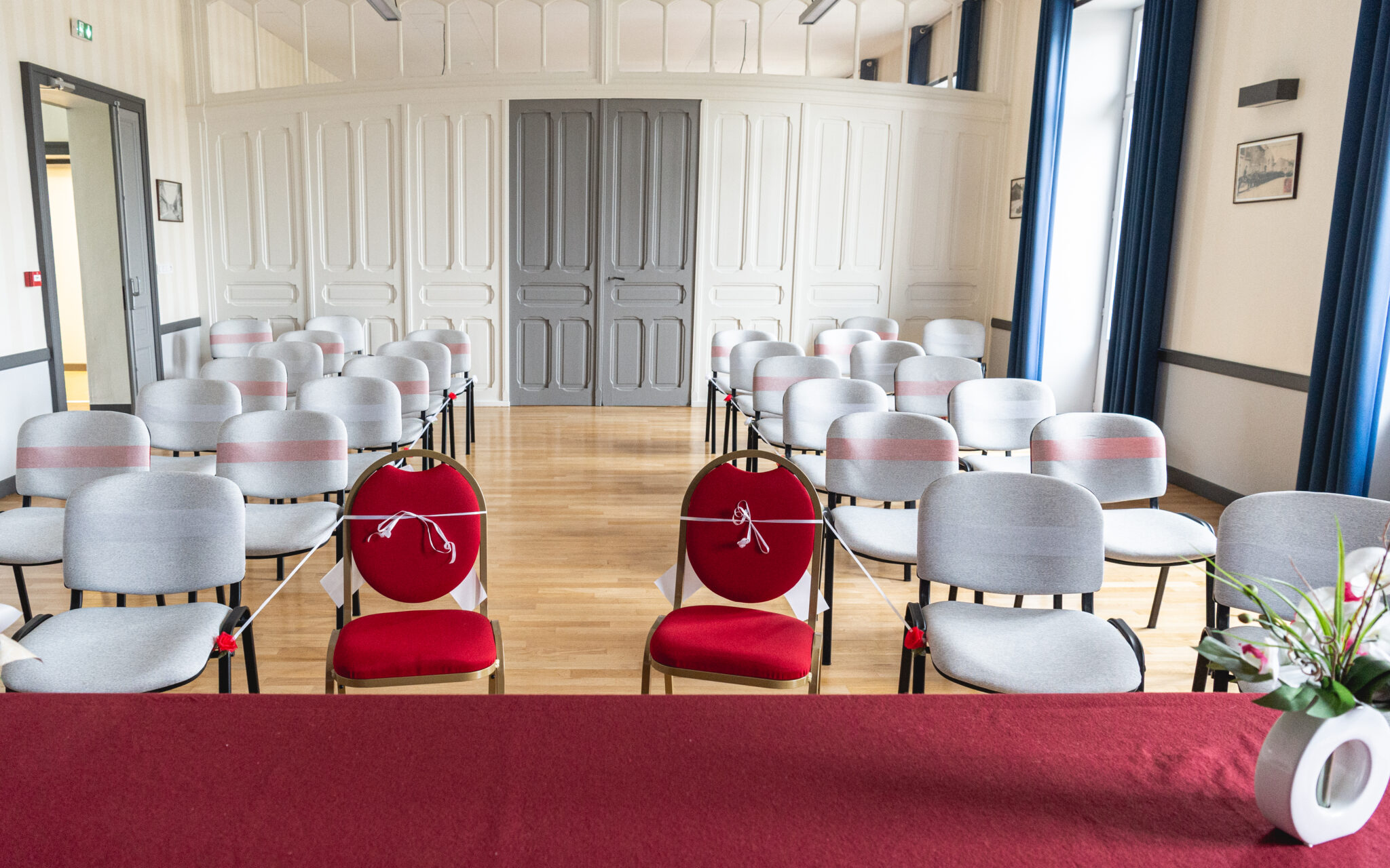 Salle des mariages d'une mairie avec chaises alignées