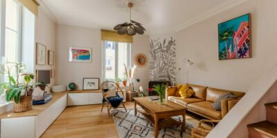 Salon moderne avec canapé et décoration murale.