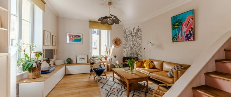 Salon moderne avec canapé et décoration murale.