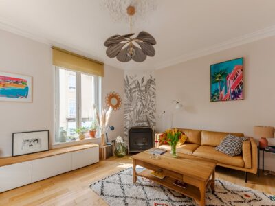 Salon moderne avec canapé et décoration colorée.