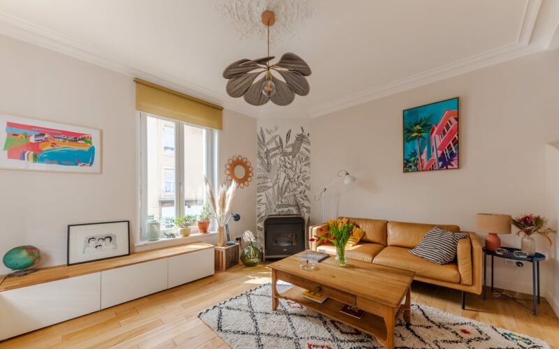 Salon moderne avec canapé et décoration colorée.