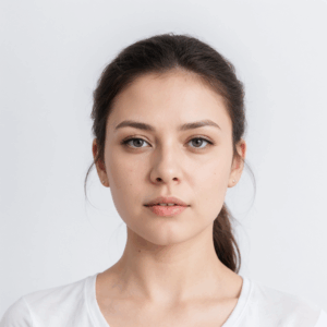 Portrait d'une femme aux cheveux bruns.