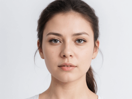 Portrait d'une femme aux cheveux bruns.