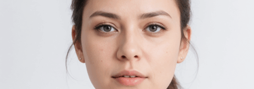 Portrait d'une femme aux cheveux bruns.