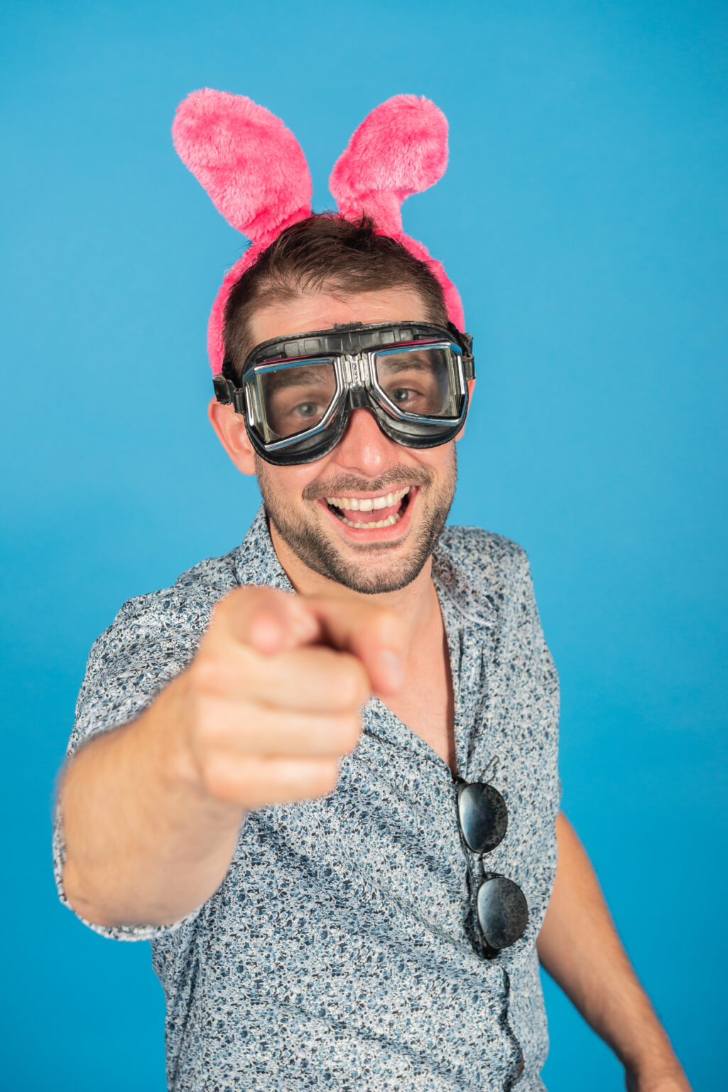 Homme souriant, oreilles roses, lunettes de plongée.