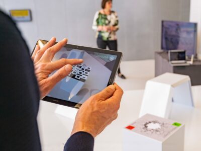 Tablette utilisée pour la réalité augmentée en exposition.