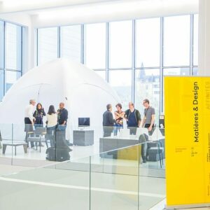 Personnes dans un salon design moderne