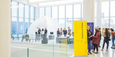 Personnes dans un salon design moderne