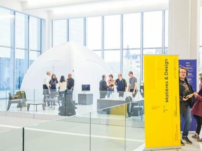 Personnes dans un salon design moderne