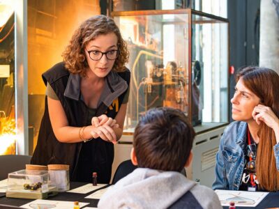 Discussion éducative dans un musée interactif.