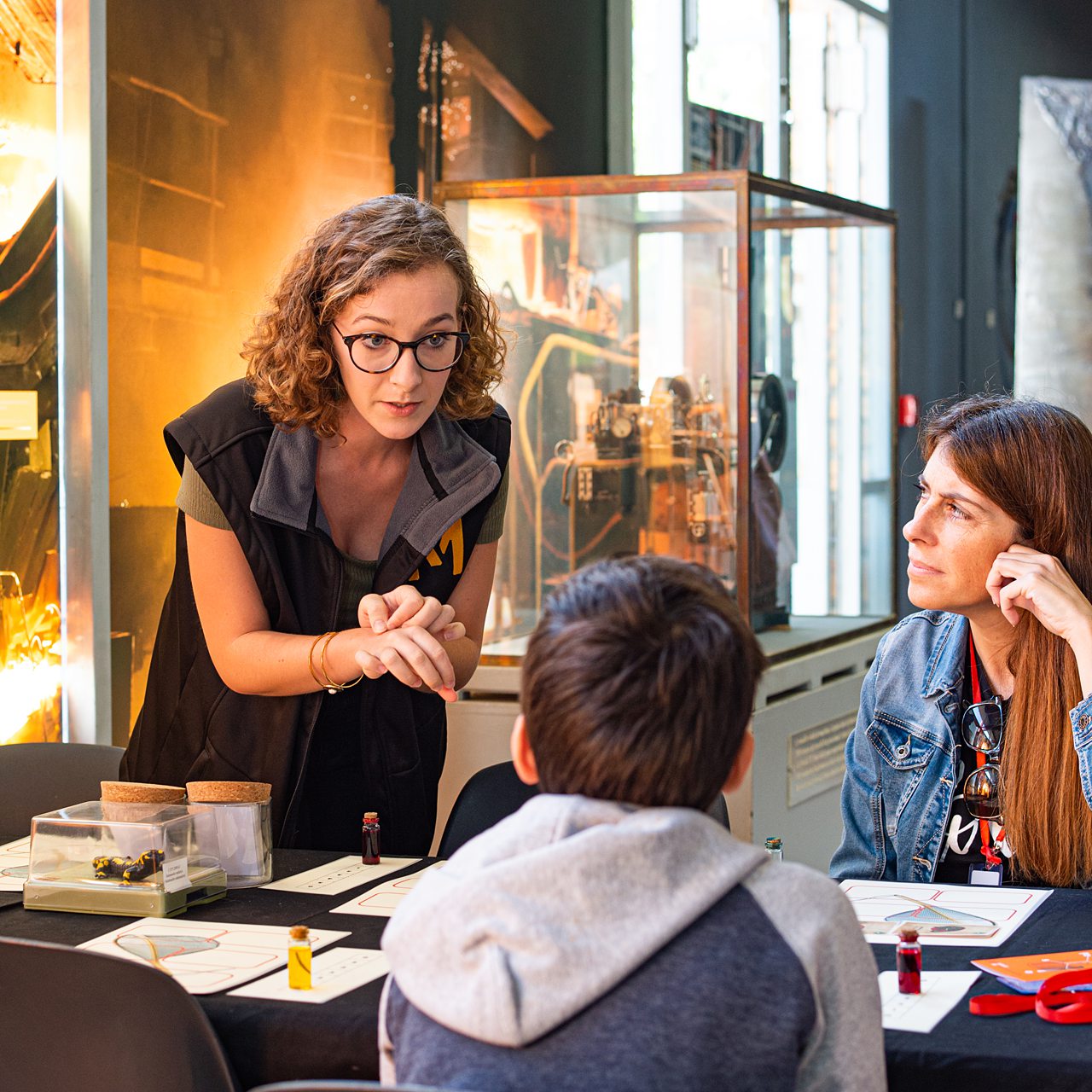 Discussion éducative dans un musée interactif.