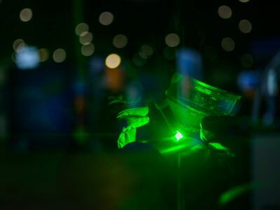 Travail technique dans l'obscurité avec lumière verte.