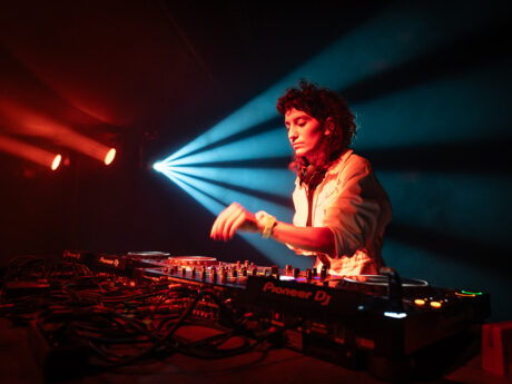 DJ mixant avec éclairage scénique vibrant