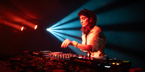 DJ mixant avec éclairage scénique vibrant